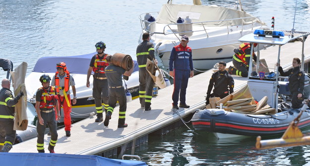 W sobotę na jeziorze Maggiore we włoskiej Lombardii podczas gwałtownej burzy wywrócił się mały statek turystyczny /PURICELLI /PAP/EPA