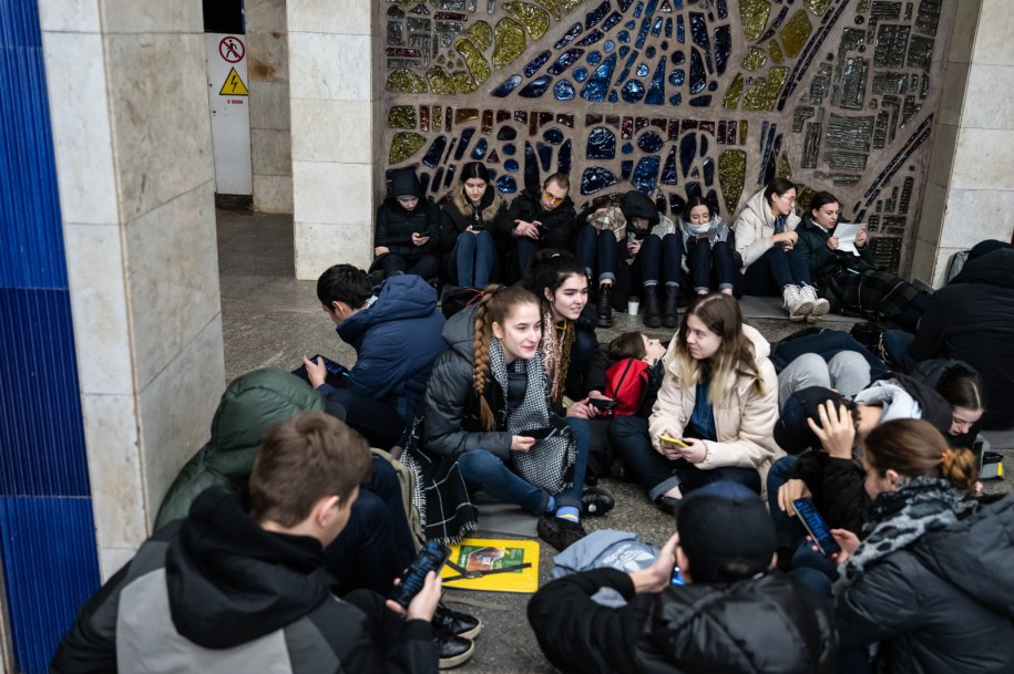 W sobotę w Kijowie dwukrotnie rozległ się alarm przeciwlotniczy, w związku z czym mieszkańcy schronili się w metrze /Viacheslav Ratynskyi /PAP/EPA