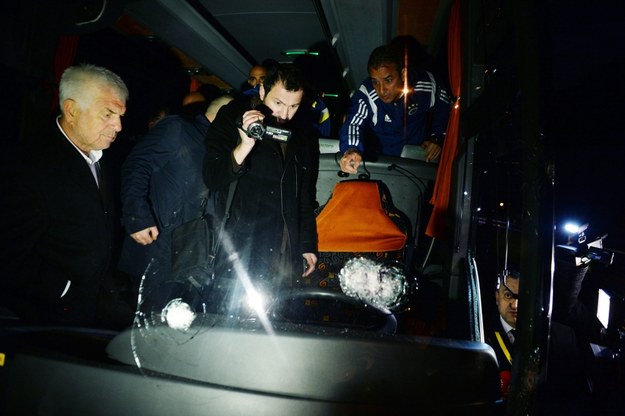 W sobotę wieczorem na autostradzie ostrzelano klubowy autokar Fenerbahce Stambuł wiozący zawodników z meczu ligowego w Rize /STR /PAP/EPA