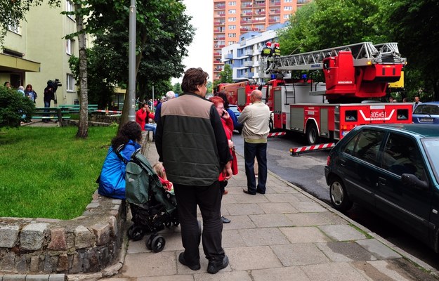 W sobotę z jedenastopiętrowego budynku ewakuowanych było około 150 mieszkańców /Marcin Bielecki /PAP