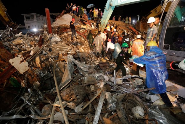 w sobotę zawalił się sześciopiętrowy budynek wznoszony w Sihanoukville, największym kurorcie Kambodży /MAK REMISSA /PAP/EPA