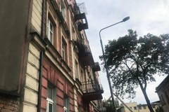 W Sosnowcu z budynku oderwał się balkon. Dwie osoby ranne