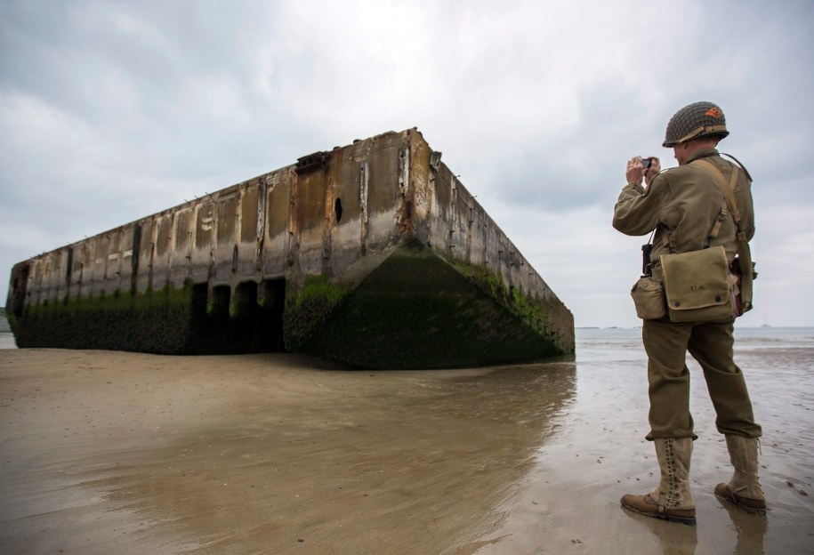 W spektaklu przypominającym o wydarzeniach sprzed 70 lat weźmie udział 650 statystów oraz pięciuset wojskowych muzyków /IAN LANGSDON /PAP/EPA