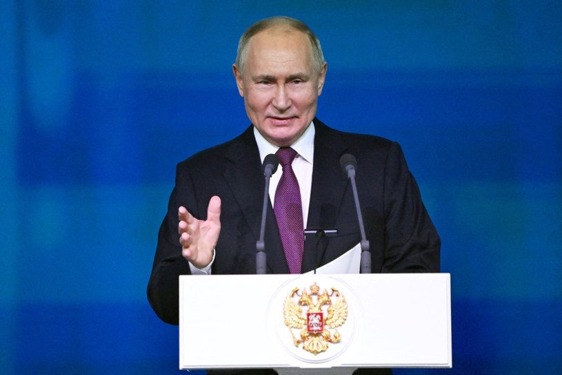 W sprawie rosyjsko-ukraińskiej ugody pokojowej Putin nie odniósł się także do jednej, obciążającej go sprawy. 14 września 2022 agencja Reuters podała, że w obliczu inwazji rosyjski prezydent mógł zdecydować się na pokojowe rozwiązanie. Główny negocjator Kremla Dimitriij Kozak miał zaproponować Putinowi rozwiązanie ugody z Ukrainą, gdzie w zamian za propozycję odwołania inwazji ta miała zrzec się starań wejścia do NATO i pozostać neutralna. O to samo Rosjanie zabiegali niespełna miesiąc później w Stambule. Putin jednak to odrzucił, zakładając, że Ukraińcy powinni zrzec się jeszcze wschodnich terenów swojego kraju. Mimo że bazuje to na anonimowych źródłach, wywiad Carlsona mógł być idealną okazją o dopytanie się samego Putina o tę kwestię. Jednak została całkowicie pominięta