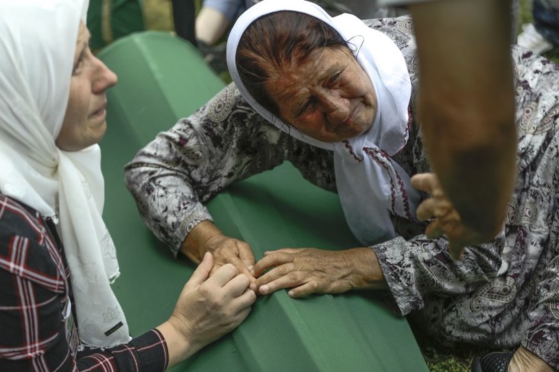 W Srebernicy w 1995 r. zginęło 8 tysięcy osób. Masakra ta jest uznawana za największe ludobójstwo w Europie od czasów II wojny światowej (fot. 2021 r. podczas pogrzebu ofiar, które udało się zidentyfikować) /Getty Images