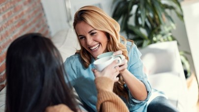 W średnim wieku kobiety są faktycznie bardziej rozmowne niż mężczyźni