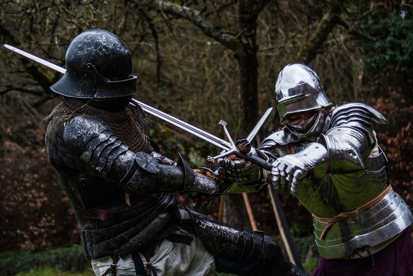 W średniowieczu śmierć czekała nie tylko od ciosu wroga. Czasem gorsza była "pomoc" lekarska /Getty Images