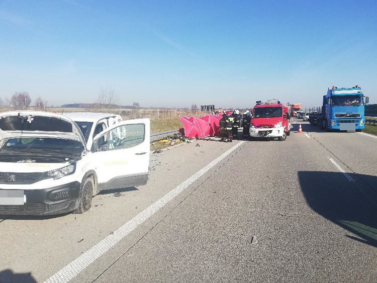 W środę 13 kwietnia na autostradzie A1 ciężarówka uderzyła w pojazdy drogowców. Niestety, w wyniku wypadku zginął jeden z pracowników /Informacja prasowa