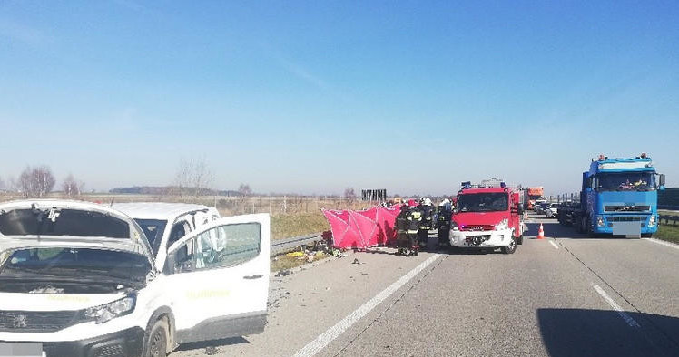 W środę 13 kwietnia na autostradzie A1 ciężarówka uderzyła w pojazdy drogowców. Niestety, w wyniku wypadku zginął jeden z pracowników /Informacja prasowa