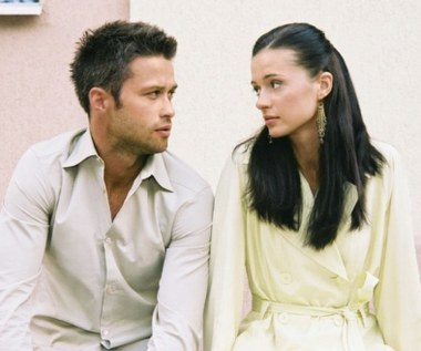 W środę, 20 stycznia 2016, mija dokładnie dekada o momentu kinowej premiery romantycznej komedii "Tylko mnie kochaj".

Bohaterem filmu Ryszarda Zatorskiego był młody, przystojny architekt Michał (Michał Zakościelny), na którego drodze pojawiają się nagle aż trzy kobiety.  