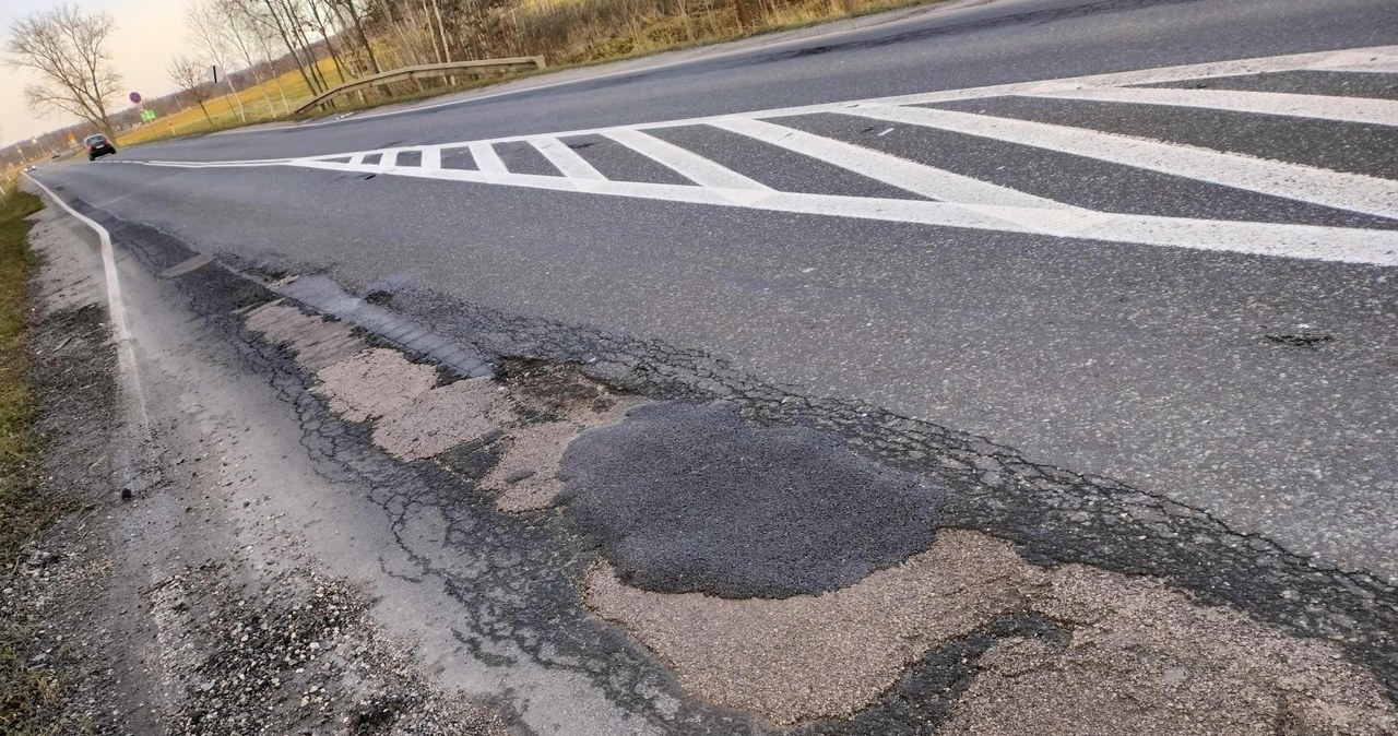 W środę - 27 grudnia - dziura była już "naprawiona". Droga nr. 323 na odcinku dojazdowym do miasta Legnica /Paweł Rygas /INTERIA.PL