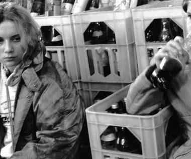 W środę, 28 września 2016, mija dokładnie 15 lat od premiery filmu "Cześć, Tereska".

Dzieło Roberta Glińskiego okrzyknięto jednogłośnie najlepszym polskim filmem 2001 roku, a deszcz nagród był tego dobitnym potwierdzeniem. "Tereska" otrzymała m.in. Złote Lwy na Festiwalu Filmowym w Gdyni (przyznano jej tam również nagrody publiczności i dziennikarzy), Nagrodę Specjalną na festiwalu w Karlowych Warach i Złotą Kaczkę dla najlepszego filmu roku. 

Film Glińskiego do dziś uważany jest za jeden z najważniejszych filmowych głosów na temat współczesnej polskiej rzeczywistości. Widz obserwuje, jak bohaterka - delikatna i wrażliwa nastolatka - zamienia się w okrutną morderczynię.
