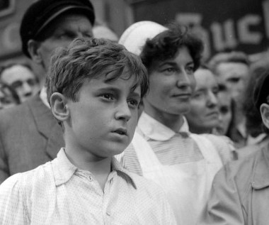 W środę, 8 czerwca 2016, aktor Piotr Fronczewski skończył 70 lat.

W 1968 ukończył warszawską Państwową Wyższą Szkołę Teatralną. Debiutował już jako 12-atek w filmie "Wolne miasto" w reżyserii Stanisława Różewicza (na zdjęciu).

Jako aktor teatralny debiutował w 1968 roku w Teatrze Narodowym. Później pracował w Teatrze Współczesnym i Dramatycznym. Od 1991 współpracował z Teatrem Ateneum.
