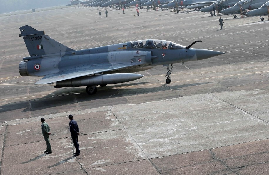 W środę Pakistan poinformował o zestrzeleniu dwóch indyjskich odrzutowców /PIYAL ADHIKARY    /PAP/EPA