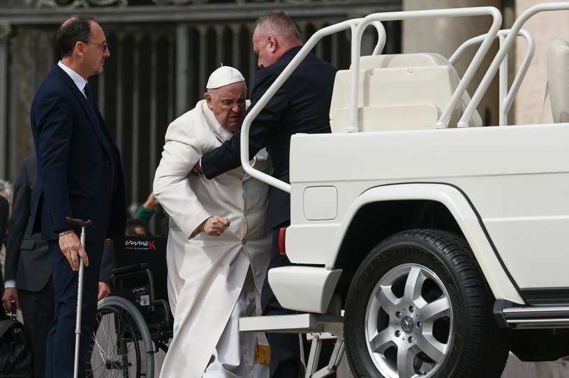 W środę papież miał poważne trudności z wejściem do papamobile /AFP