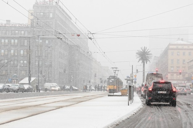 W środę pierwszy raz tej zimy w stolicy spadł śnieg /Paweł Supernak /PAP