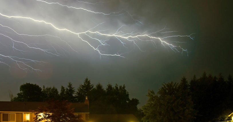 W środę po południu Instytut Meteorologii i Gospodarki Wodnej wydał ostrzeżenie pierwszego stopnia przed burzami z gradem dla ośmiu województw w południowo-wschodniej Polsce. /123RF/PICSEL