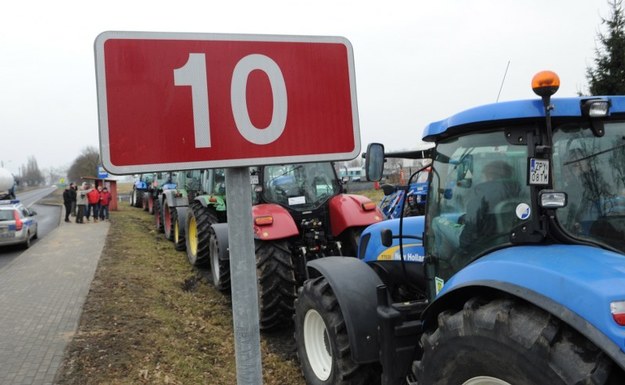 W środę rolnicy znów zamierzają blokować drogę /Marcin Bielecki /PAP