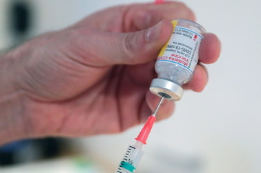 W środę szczepionki Moderny (w końcu) trafią do polskich szpitali