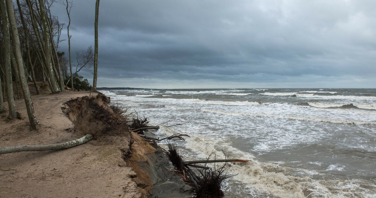 W środę w ciągu dnia będzie spokojnie, jednak wieczorem i w nocy wichury mogą się pojawić nad morzem oraz w górach. Na szczytach Sudetów może wiać do 120 km/h /Gerard /Reporter
