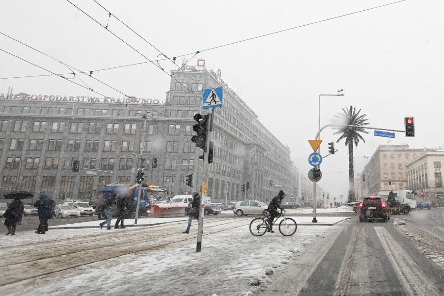 W środę w Warszawie zrobiło się biało /Paweł Supernak  /PAP