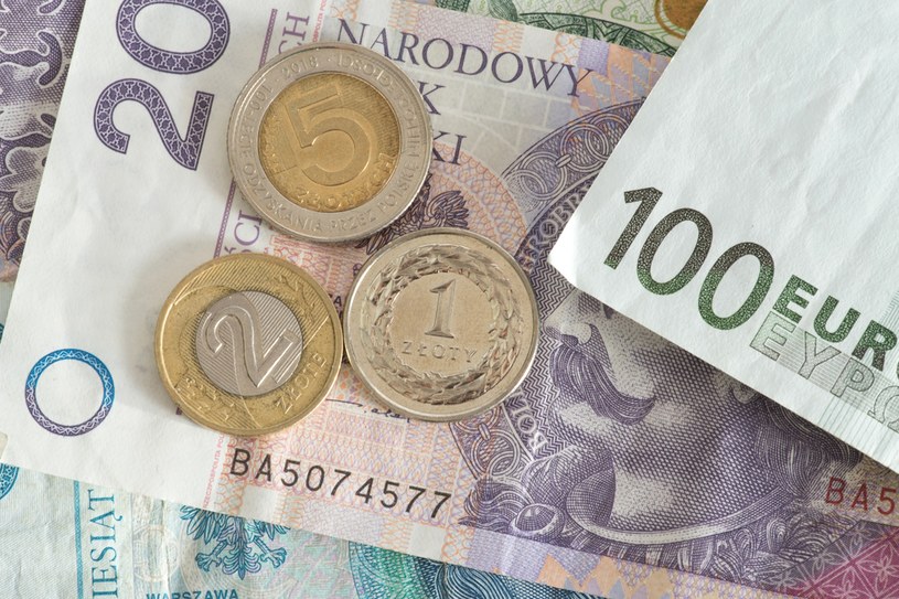 W środę złoty umocnił się wobec euro i dolara, zaś osłabił wobec franka szwajcarskiego /123RF/PICSEL