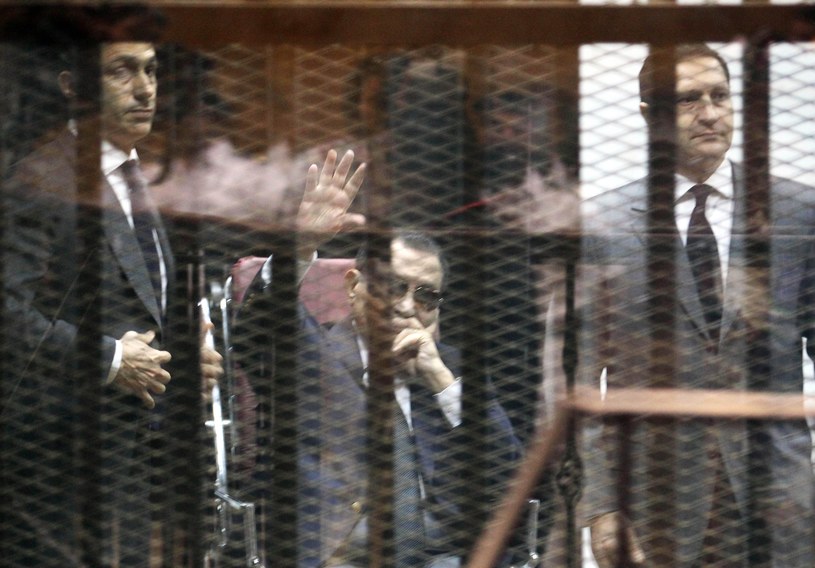 W środku Hosni Mubarak /PAP/EPA