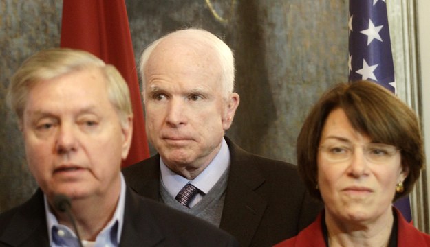 W środku: John McCain /VALDA KALNINA /PAP/EPA