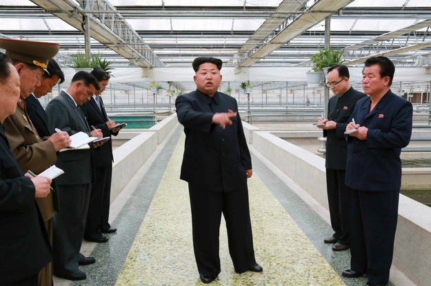 W środku przywódca Korei Północnej Kim Dzong Un /RODONG SINMUN  /PAP/EPA