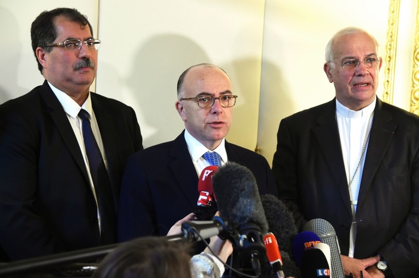 W środku szef MSW Francji Bernard Cazeneuve /AFP