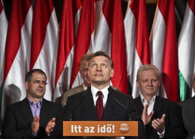 W środku Viktor Orban, przywódca partii Fidesz /AFP