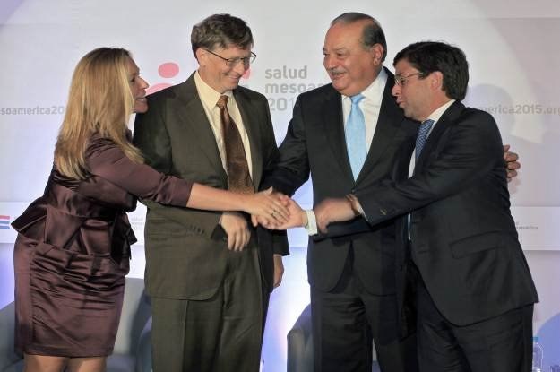 W środku zdjęcia Bill Gates i Carlos Slim, podczas spotkania w Meksyku /AFP
