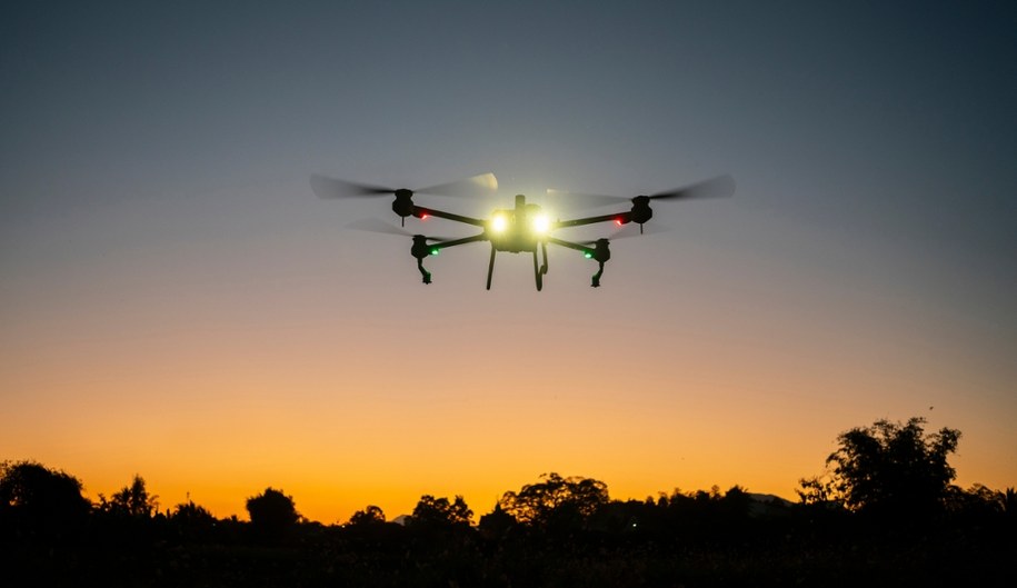 "Wzmożona aktywność" dronów nad granicą. Polska armia informuje