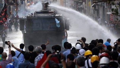 W Stambule znów niespokojnie. Policja użyła gazu łzawiącego i armatek wodnych