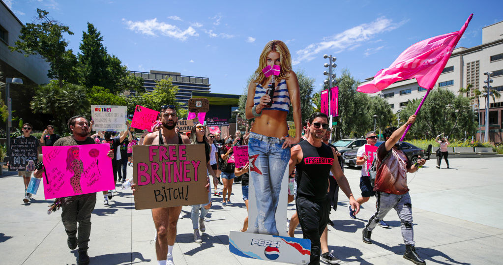 W Stanach tłumy protestujących walczą o wolność dla Britney /Irfan Khan /Getty Images