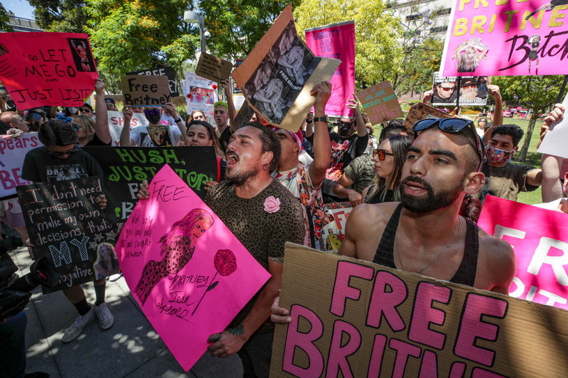 W Stanach tłumy protestujących walczą o wolność dla Britney /Irfan Khan /Getty Images