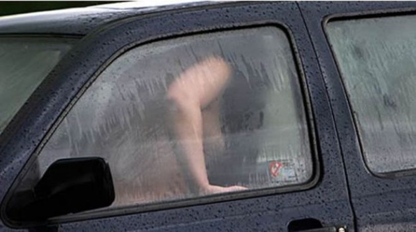 W stanie Nowy Meksyk można uprawiać seks w samochodzie podczas przerwy na lunch. Ta para dostałaby jednak mandat /INTERIA.PL/materiały prasowe