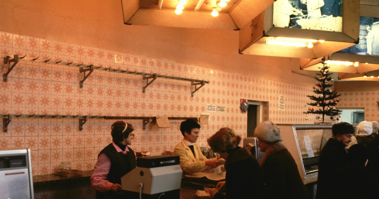 W stanie wojennym półki świeciły pustkami, Warszawa 1981 r. /Chris Niedenthal /Agencja FORUM