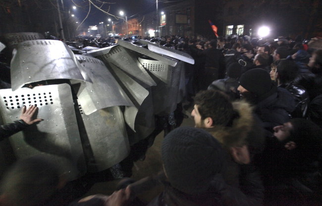 W starciach rannych zostało kilkanaście osób /VAHRAM BAGHDASARYAN /PAP/EPA