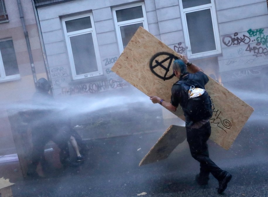 W starciach sił bezpieczeństwa z uczestnikami skrajnie lewicowego "czarnego bloku" i innymi ekstremistami podczas szczytu G20 rannych zostało blisko 500 funkcjonariuszy. Liczba rannych demonstrantów, którzy w większości nie chcieli pomocy lekarskiej, nie jest znana (zdjęcie zrobione podczas zadym 7 lipca 2017) /Carsten Koall /PAP/EPA