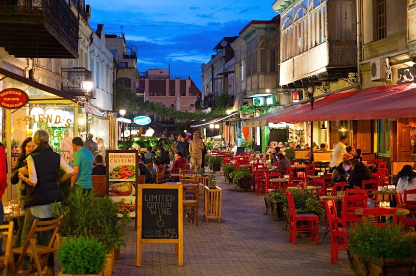W starej części Tbilisi na turystów czeka wiele restauracji /123RF/PICSEL
