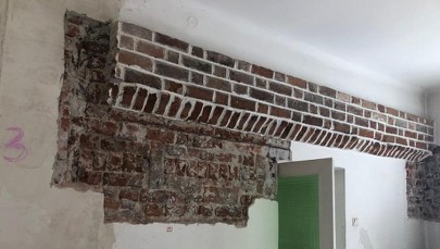 W staromiejskiej kamienicy odkryto fragmenty średniowiecznych ścian