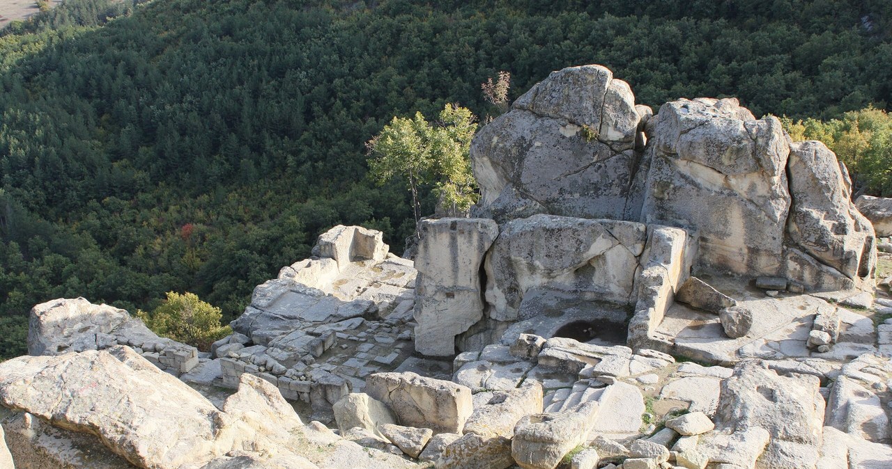 W starożytnym mieście Perperikon odnaleziono kolejne nietypowe ołtarze /Bin im Garten /Wikimedia