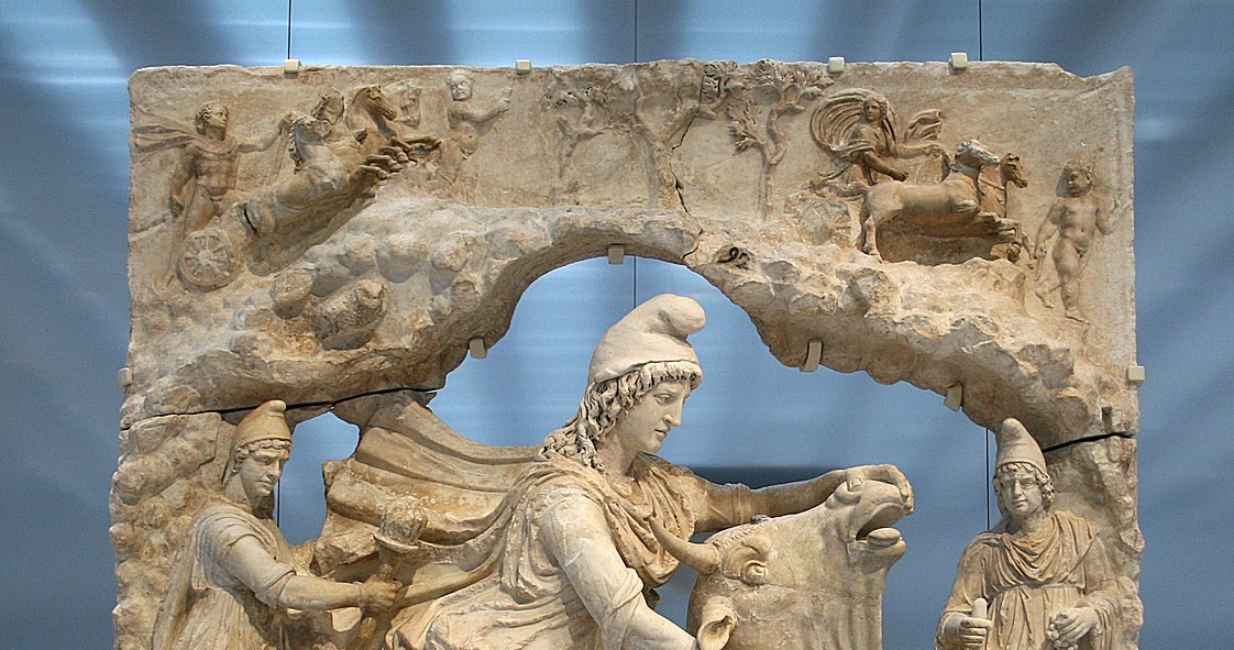 W starożytnym Rzymie Mitra występował pod postacią młodego mężczyzny zabijającego byka w podziemnej jaskini. Stąd też wyznawcy kultu tworzyli swoje świątynie pod ziemią /Wikipedia