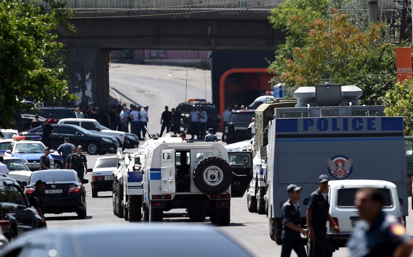 W stolicy Armenii znów doszło do starć z policją /PAP/EPA