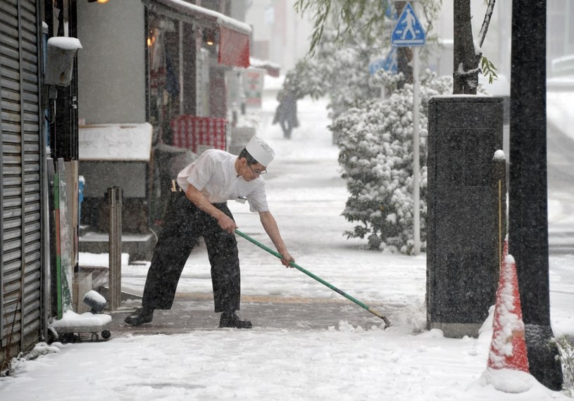 W stolicy Japonii śnieg pada od kilku dni /TORU YAMANAKA /AFP