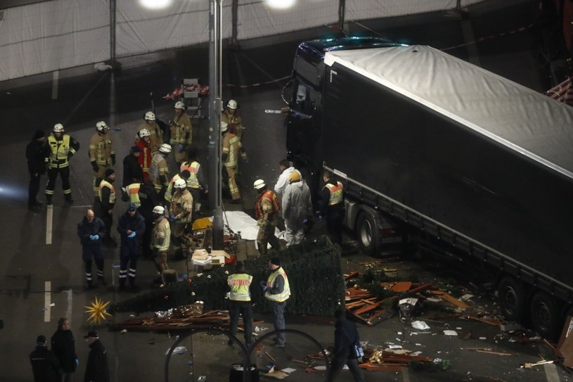 W stolicy Niemiec rozpędzona ciężarówka wjechała w tłum ludzi na jarmarku bożonarodzeniowym. Śmierć poniosło co najmniej 12 osób, a blisko 50 zostało rannych /AFP