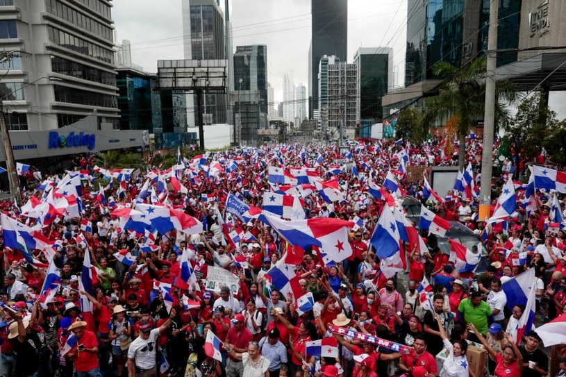 W stolicy Panamy przeszedł  w środę  pochód mieszkańców, którzy demonstrowali radość z powodu orzeczenia Sądu Najwyższego, unieważniającego umowę z kanadyjskim koncernem /Roberto Cisneros /AFP