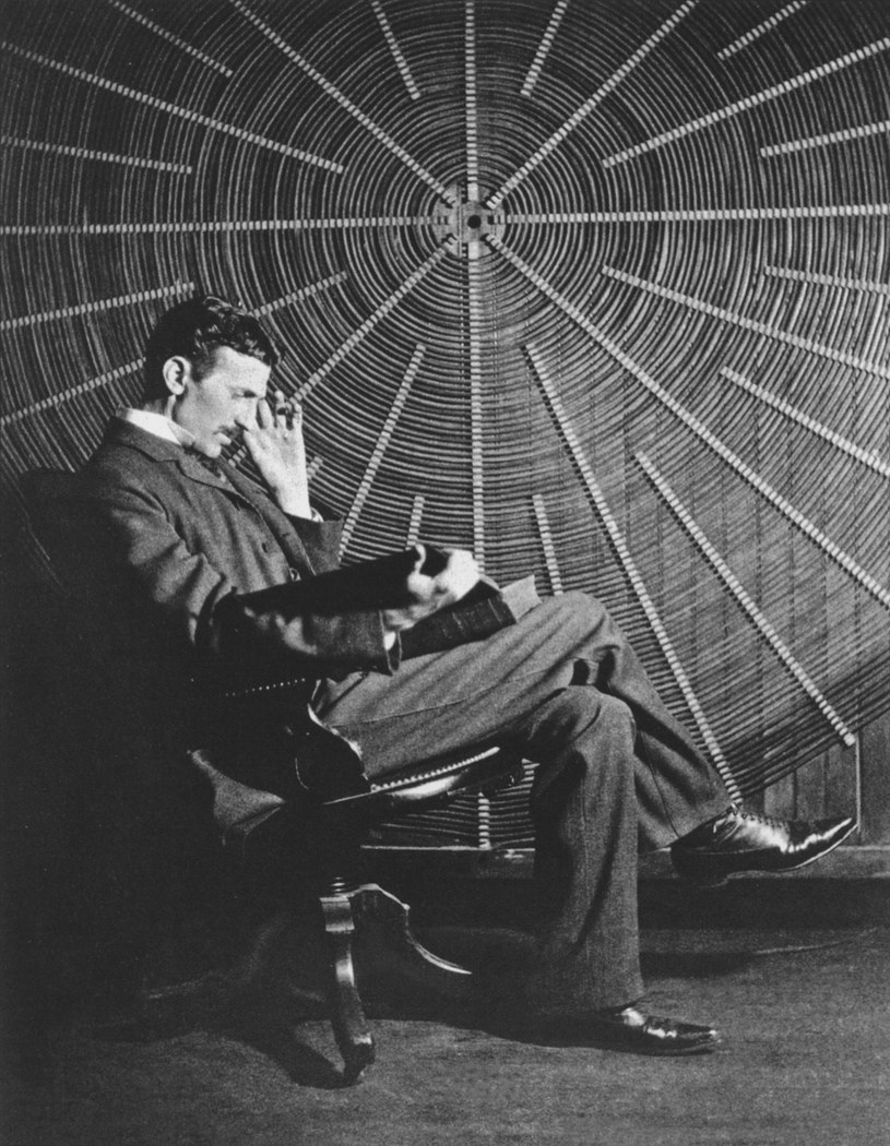 W stosunku do kobiet Tesla miał być bardzo nieśmiały i wyobcowany. Mimo że potrafił się bardzo dobrze dogadywać ze swoimi przyjaciółkami, starał się, aby stanowiły niewielki krąg osób w jego życiu. Przez to silne były plotki, że jest homoseksualistą