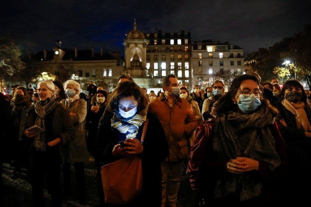 W Strasburgu, Bordeux, Nantes, Hauts-de-Seine, Valence, Wersalu, Rouen, Poitiers i innych miastach katolicy zebrali się przed zamkniętymi z powodu lockdownu kościołami, domagając się otwarcia świątyń /YOAN VALAT  /PAP/EPA